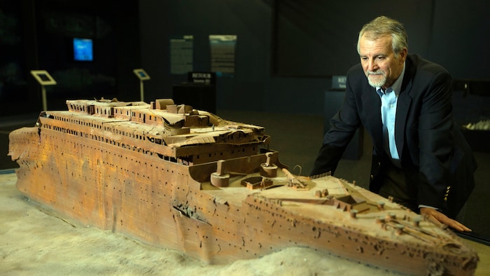 Paul-Henri Nargeolet devant une réplique de l'épave du Titanic.