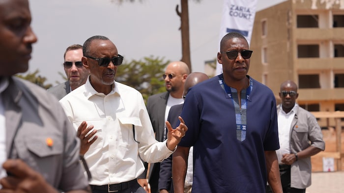 Les deux hommes marchent côte à côte lors d'une cérémonie d'inauguration des travaux à Kigali, au Rwanda.