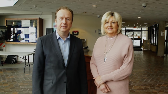 Paul Lefebvre et Denise Sandul à l'hôtel de ville du Grand Sudbury.