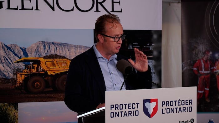 Le maire du Grand Sudbury, Paul Lefebvre, debout devant un micro.