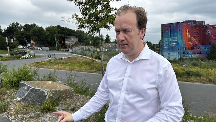 Paul Lefebvre debout en entrevue dans une rue du Grand Sudbury.