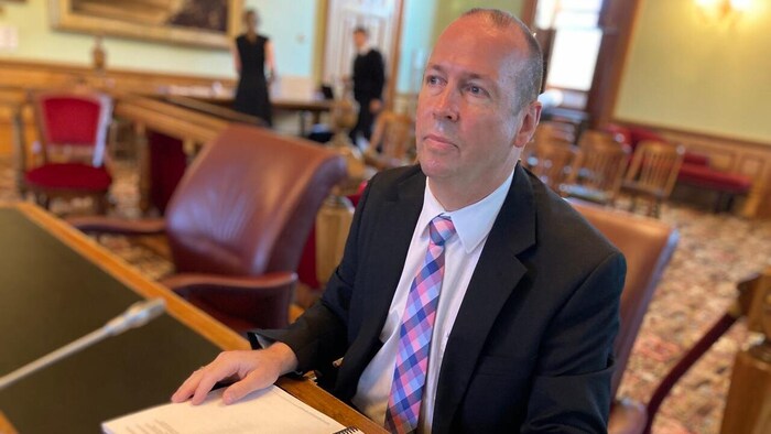 Le vérificateur général du Nouveau-Brunswick, Paul Martin  à l'Assemblée législative. 