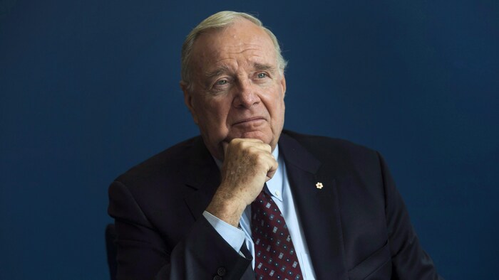 Paul Martin pose pour une photo.