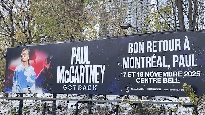 Une banderole souhaitant Bon retour à Montréal à Paul McCartney est accrochée à l'extérieur.