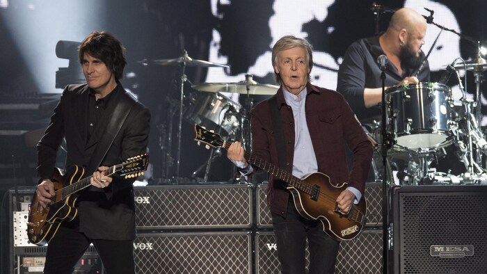 Le légendaire Paul McCartney, accompagné de ses musiciens, le 17 septembre 2018 au Centre Vidéotron de Québec.