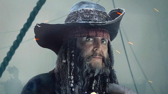 Paul McCartney déguisé en pirate sur une affiche du cinquième film de la franchise « Pirates des Caraïbes ».