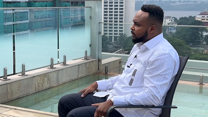 Paul Mukendi sur sa terrasse en RDC.