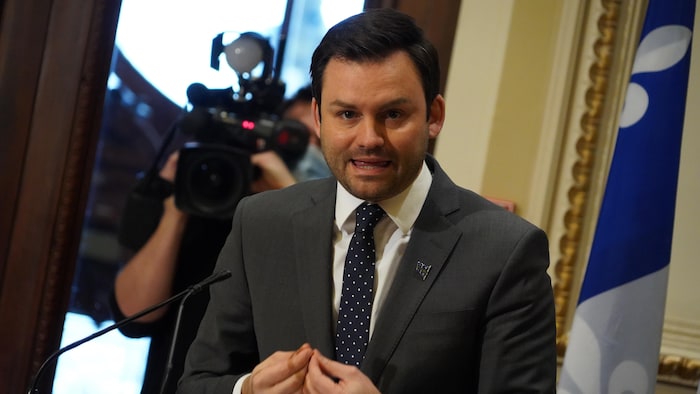 Paul Saint-Pierre Plamondon au micro devant les journalistes.