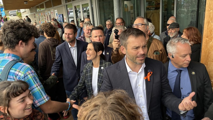 Paul Saint-Pierre Plamondon dans la foule.