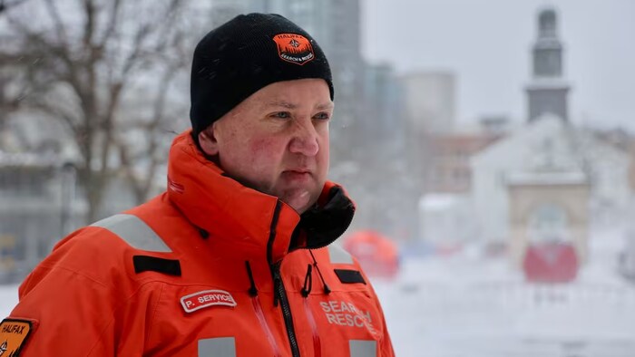 Paul Service interviewé à l'extérieur en hiver.
