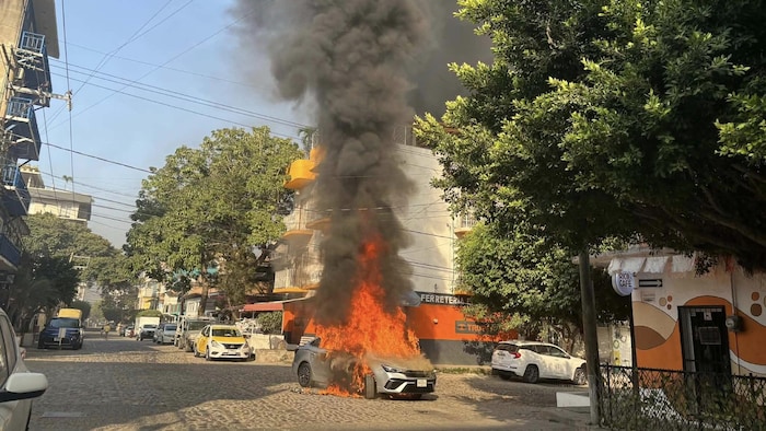 Une voiture en feu dans la rue
