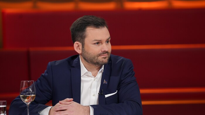 Paul St-Pierre Plamondon sur le plateau de Tout le monde en parle.