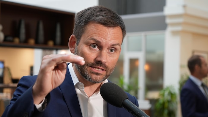 Paul St-Pierre Plamondon parle dans un micro.