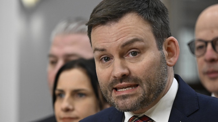 Le chef du Parti québécois s'adresse aux journalistes lors d'un point de presse.