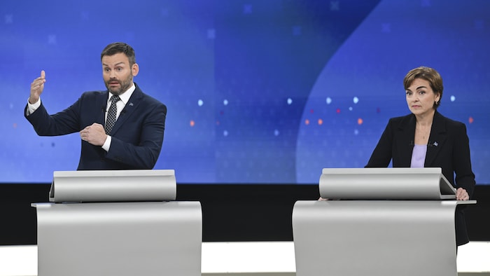 Paul St-Pierre Plamondon s'exprime à son pupitre sous le regard de Christine Fréchette.