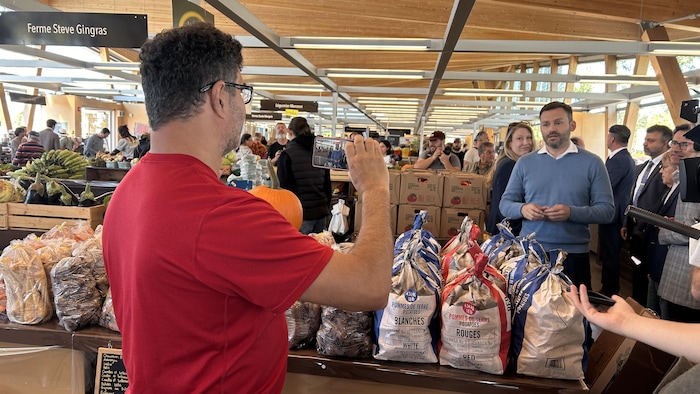 Paul St-Pierre Plamondon est filmé par un citoyen dans un marché.