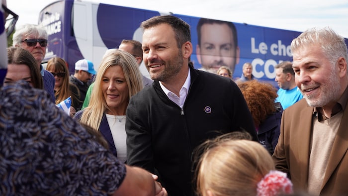 Paul St-Pierre Plamondon serre la main de quelqu'un.