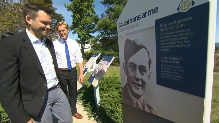 Le chef du Parti québécois, Paul St-Pierre Plamondon, à l'Espace René Lévesque à New Carlisle, en compagnie du candidat péquiste de Bonaventure Alexis Deschênes.