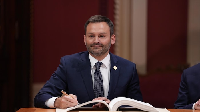 Paul St-Pierre Plamondon signe un livre.