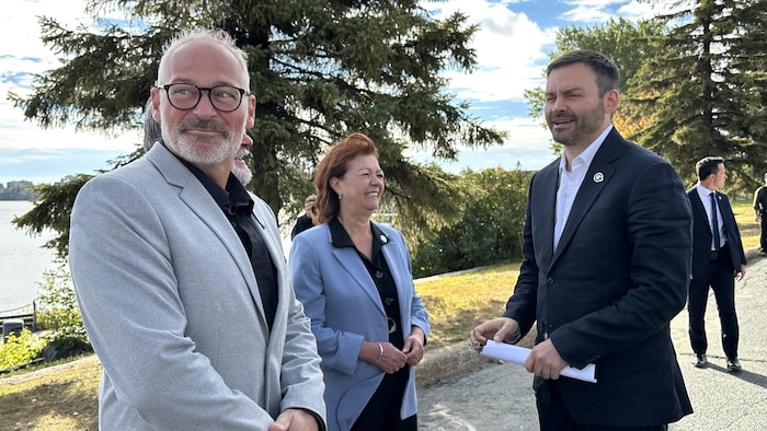 Le chef du PQ, Paul-St-Pierre-Plamondon, en compagnie de Diane Dallaire et Sébastien D'Astous.