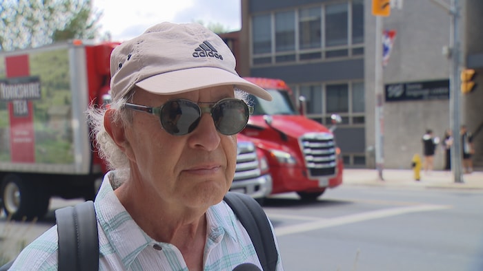 Paul répond aux questions de la journaliste à Toronto.