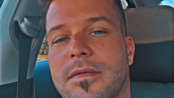 Paul Tremblay dans une auto.