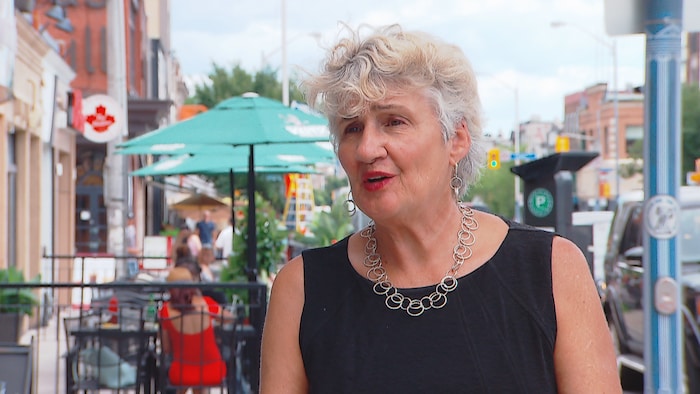La conseillère municipale Paula Fletcher sur l'avenue Danforth.