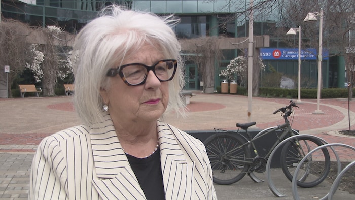 Paulette Theriault, la mairesse par interim, devant l'hôtel de ville