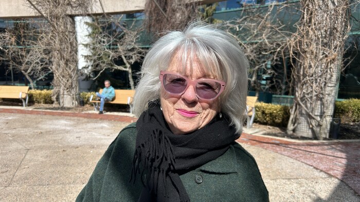 Paulette Thériault pose pour la photo à l'extérieur de l'hôtel de ville de Moncton.