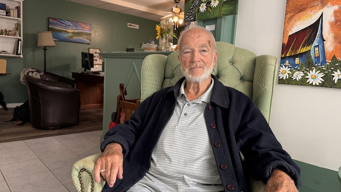 Paulin Hovington assit à la réception de ses hébergements.