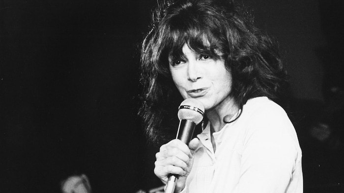 Pauline Julien chante au micro.