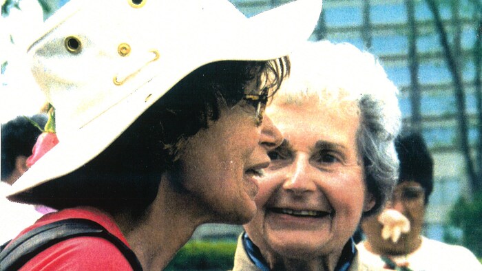 La comédienne et chanteuse Pauline Julien et la féministe et syndicaliste Madeleine Parent en 1995. 