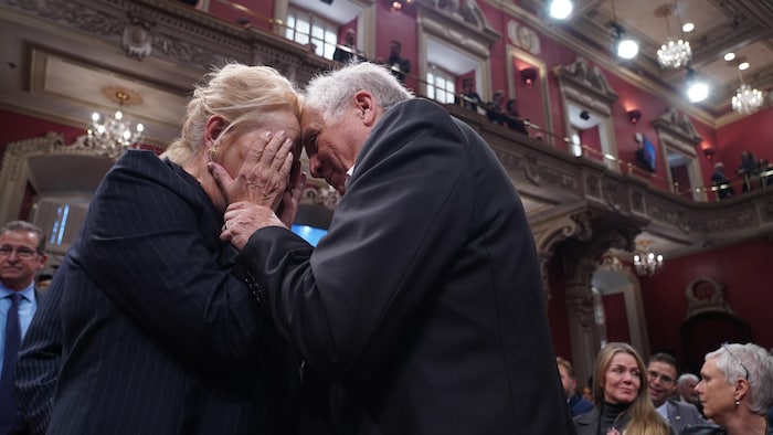 Pauline Marois se prenant la tête avec les mains.