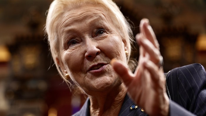 Pauline Marois en mêlée de presse.