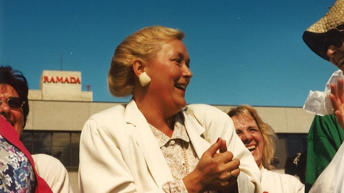 En 1995, Pauline Marois était ministre de l'Éducation du Québec, sous le gouvernement de Jacques Parizeau du Parti québécois. Elle a rencontré les femmes au départ de la marche Du pain et des roses.