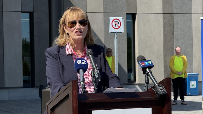 Pauline Rochefort, députée de Nipissing-Timiskaming, debout devant un micro.