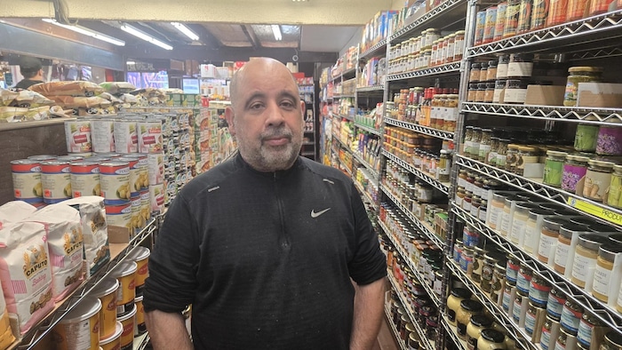 Paulo Raimundo pose devant la caméra dans son épicerie