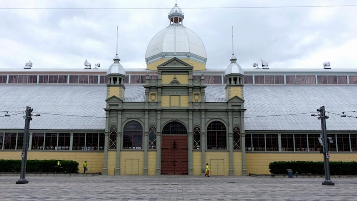 Le pavillon sous un ciel nuageux de septembre.