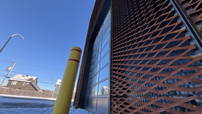 Le bâtiment est recouvert de métal oxydé.