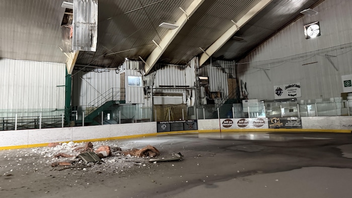Des dommages sur et au-dessus d'une patinoire sans glace.