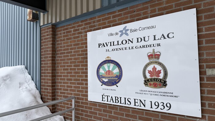 Une enseigne sur laquelle est inscrite "Pavillon du Lac".