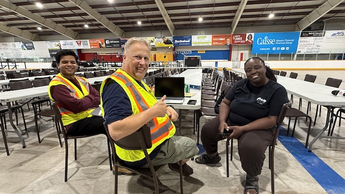 Les membres de l'équipe du pavillon du Ghana, tous souriants, pendant les préparatifs