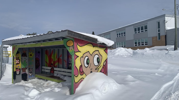 Vue sur l'école de Normétal avec son arrêt d'autobus.