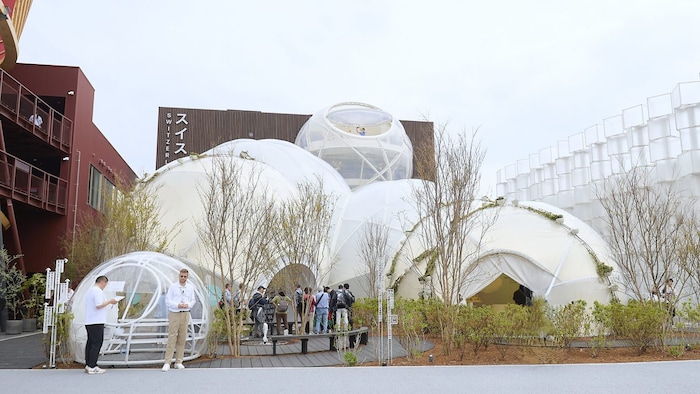 Le pavillon de la Suisse près de bâtiments.
