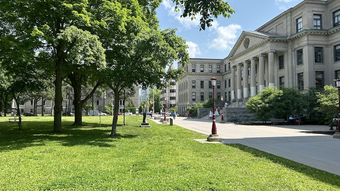 Un gazon verdoyant devant un bâtiment patrimoniale.