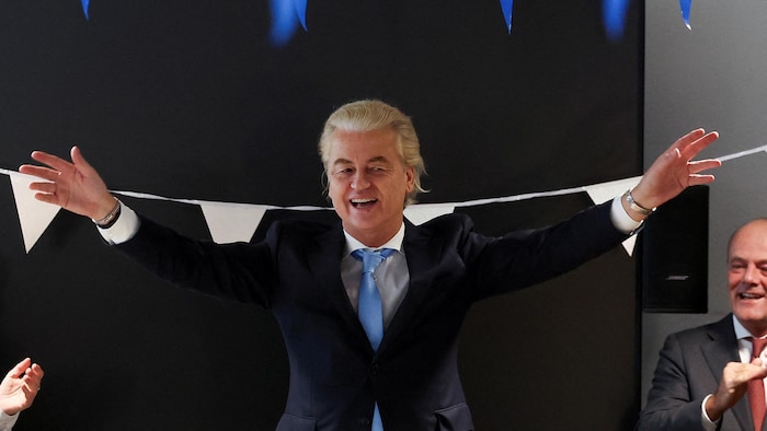 Geert Wilders  lève les bras.