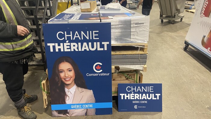 Des piles de pancartes de la candidate désignée du parti conservateur pour Québec-Centre.