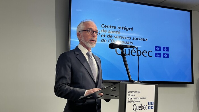 Dr Marc Bilodeau donne une conférence de presse.