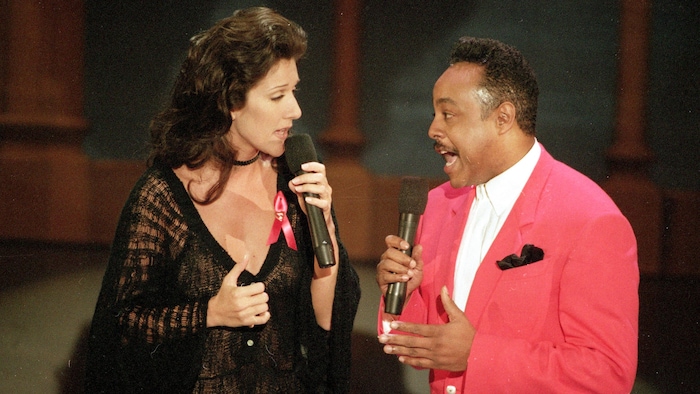 Deux artistes sur scène. 