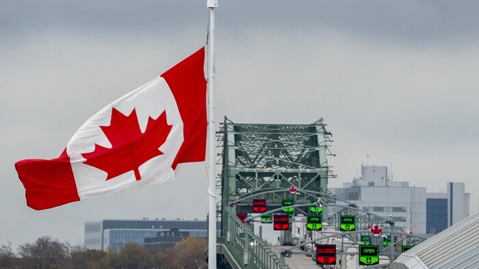 The CBSA border crossing at the Peace Bridge in Fort Erie. Border agents at the Peace Bridge will continue to use Hytera equipment until at least March 2023 after CBSA extended a procurement contract. 